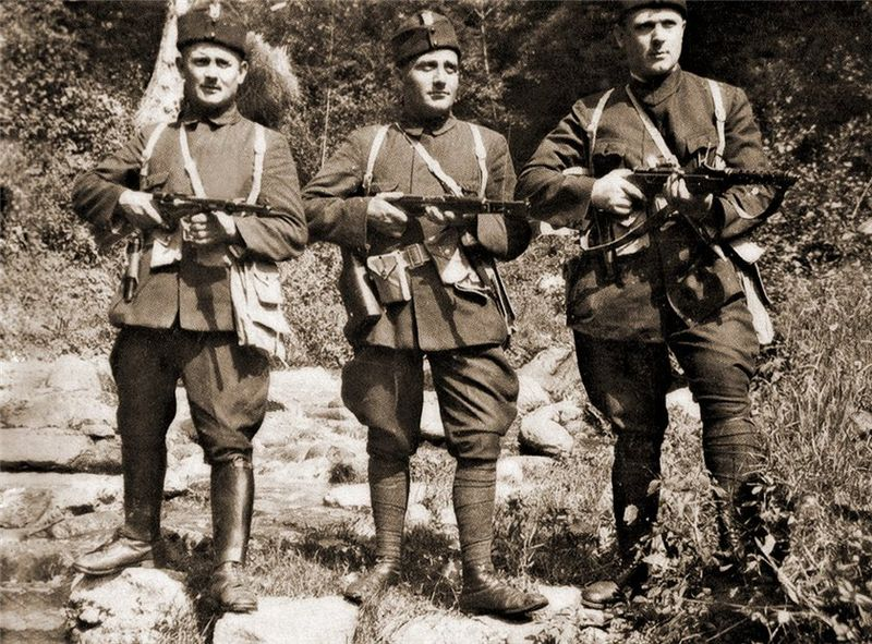 Мийо Бабич, Владо Черноземский (будущий убийца короля Югославии Александра I) и Звонимир Поспишeл в тренировочном лагере в Венгрии.