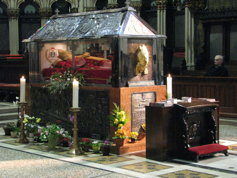 Саркофаг с телом Алоизия Степинаца в Кафедральном соборе в Затребе.