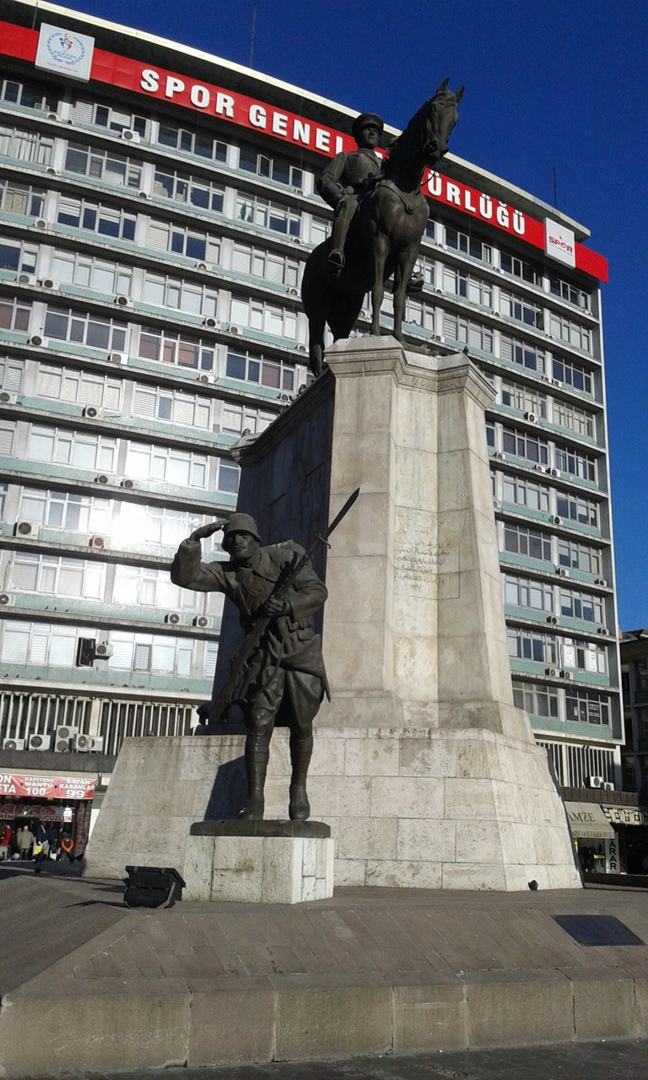 Памятник Аттатюрку в Анкаре. Фото Владимира Тулина.