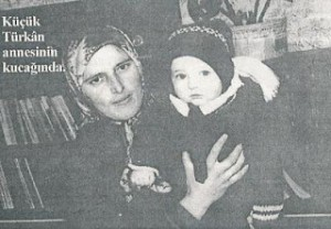 Тюркан с матерью.