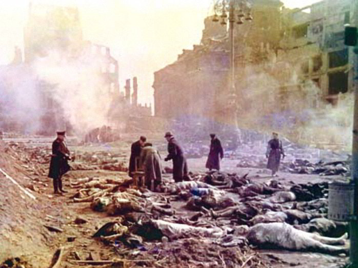 Жертвы англо-американской бомбардировки Дрездена.