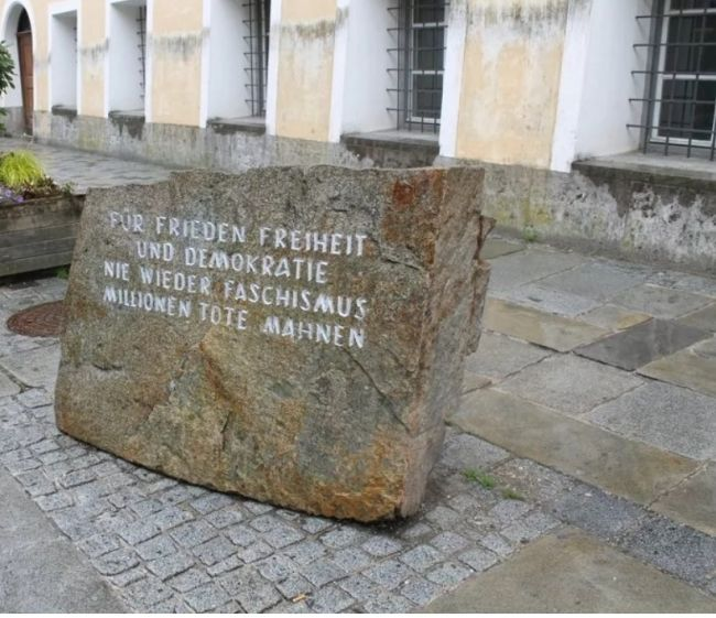 Камень из Маутхаузена у родного дома Гитлера.  