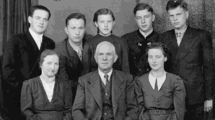 В первом ряду Мария и Иоганн Лангталер, Анна Хакль, крайние во втором ряду Михаил Рыбчинский и Николай Цемкало.