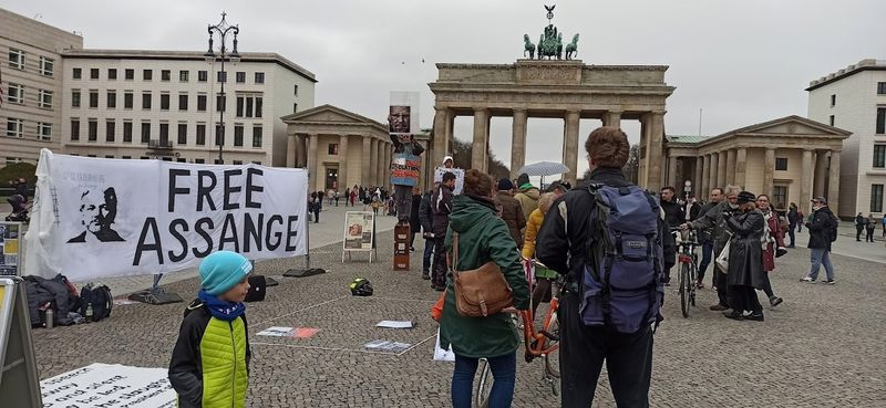 Пикет за освобождение Джулиана Ассанжа в Берлине в апреле 2023 года. Фото Владимира Тулина.
