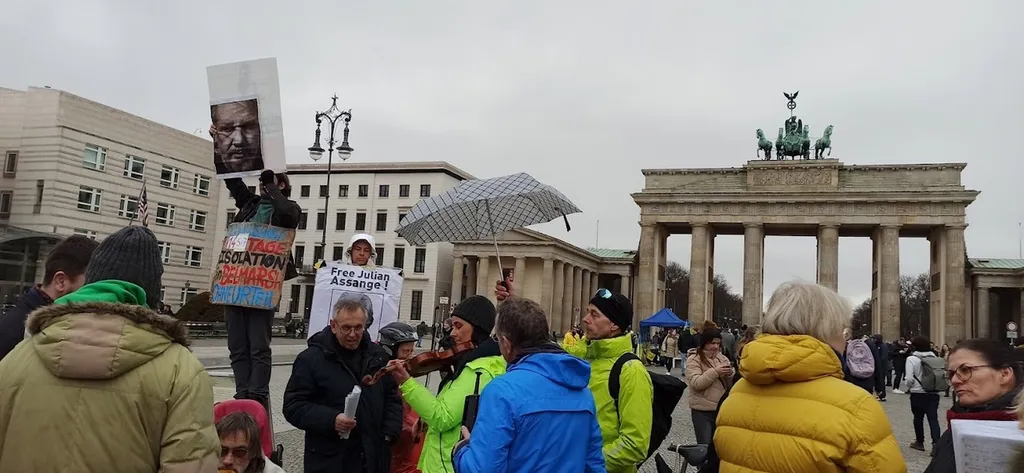 Пикет за освобождение Джулиана Ассанжа в Берлине в апреле 2023 года. Фото Владимира Тулина.