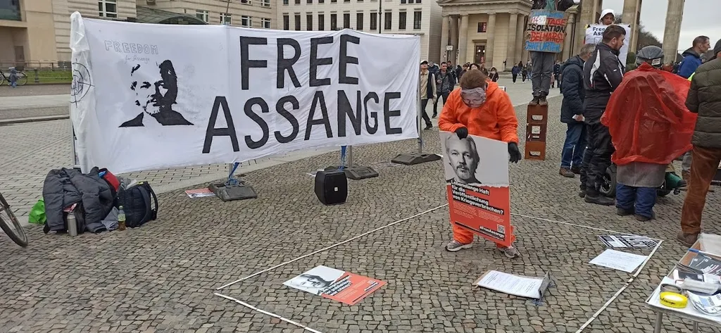 Пикет за освобождение Джулиана Ассанжа в Берлине в апреле 2023 года. Фото Владимира Тулина.
