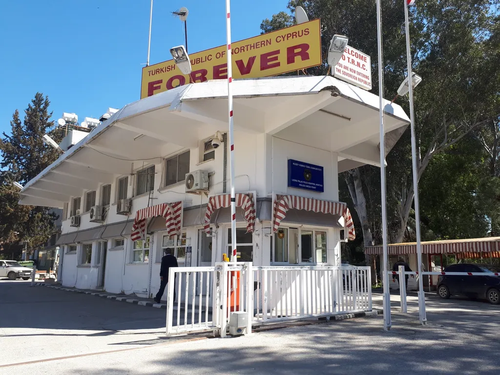 Пограничный КПП на турецкой стороне. Фото Владимира Тулина.