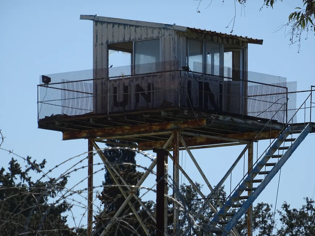 Наблюдательная вышка войск ООН в нейтральной зоне. Фото Владимира Тулина.