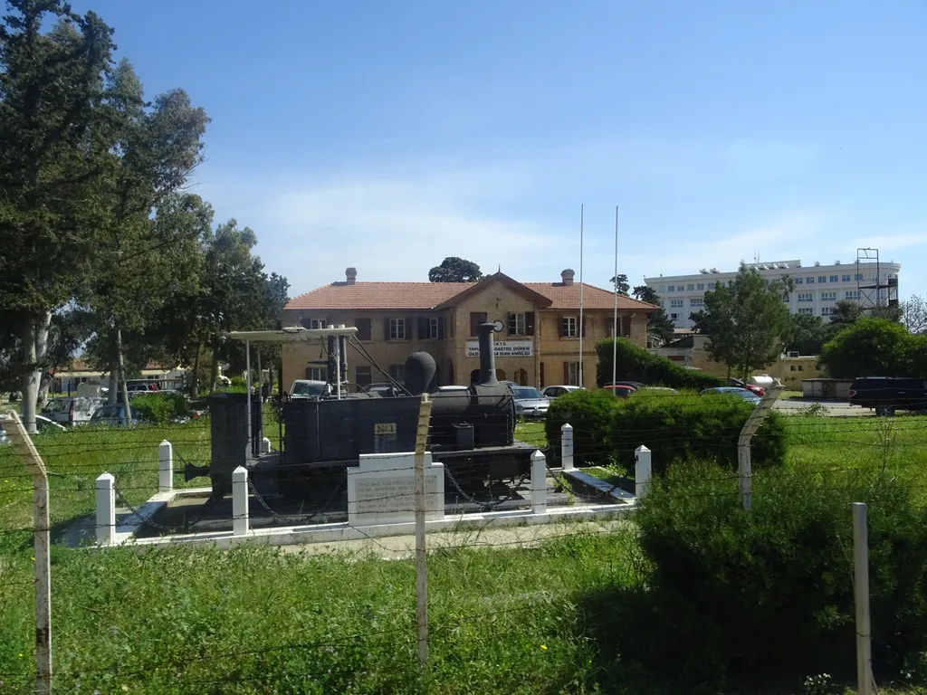 Все что осталось от железной дороге на Кипре. В 19-м веке она была, а в 21-м ее нет. Фото Владимира Тулина.