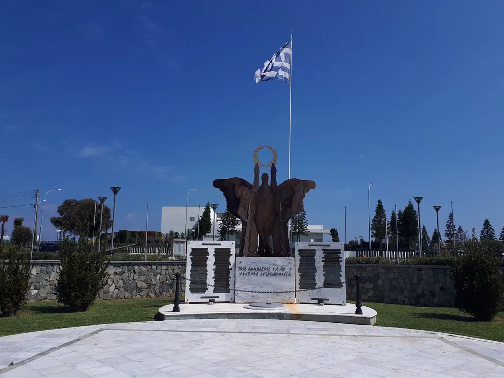 Памятник греческим солдатам, павшим на Кипре в 1974 году. Фото Владимира Тулина.