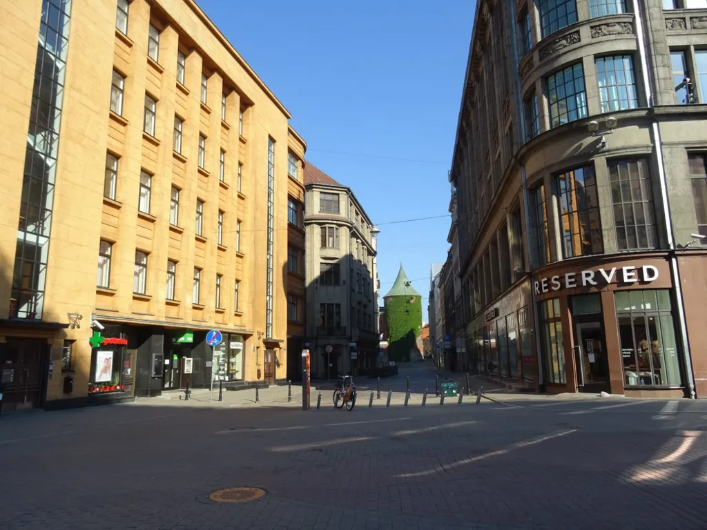 В глубине улице-Пороховая башня, в которой расположен Военный музей. Фото Владимира Тулина.