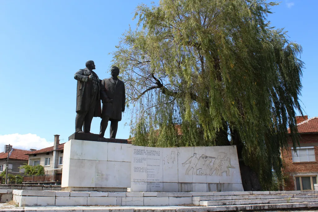 Памятник Владимиру Ленину и Георгию Димитрову.