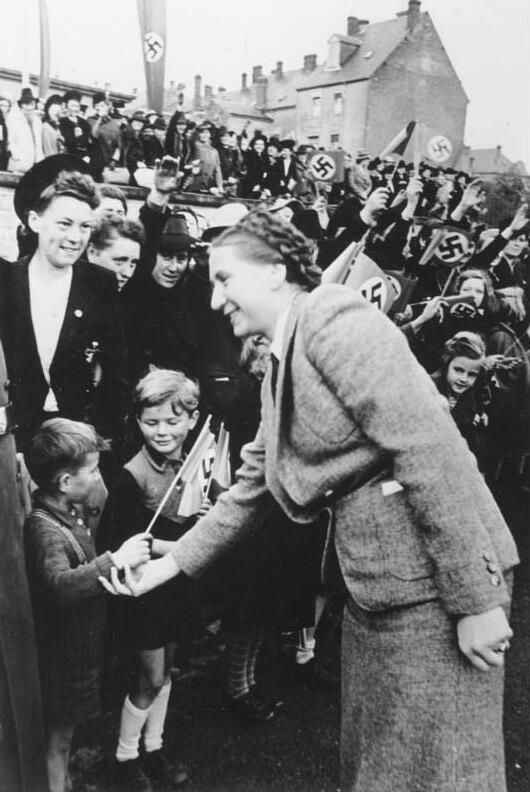 Гертруда Шольц-Клинк на встрече с женщинами Люксембурга 21 октября 1941 года.