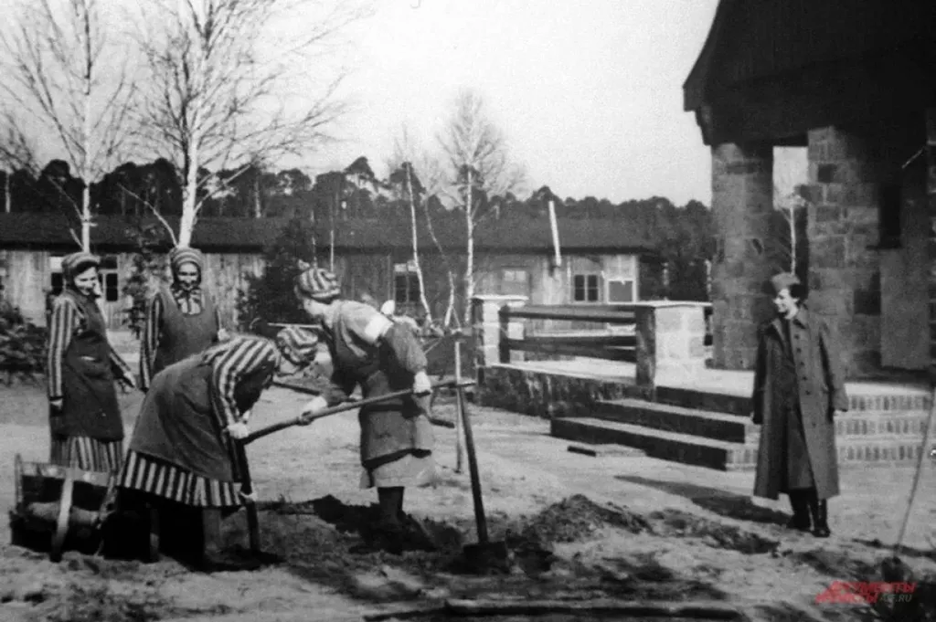 Надзирательница наблюдает за работой узниц в концлагере Равенсбрюк.