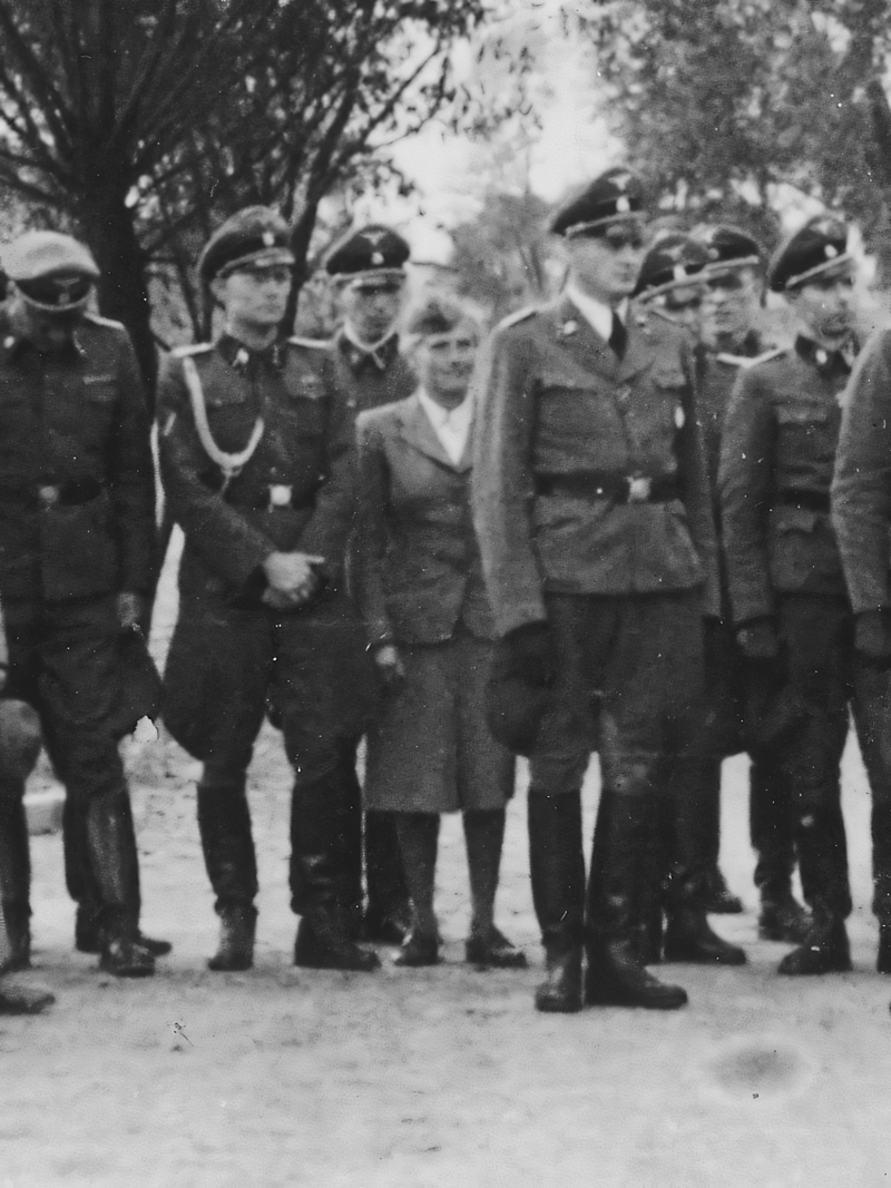 Мария Мандель на открытии госпиталя СС в Аушвице.