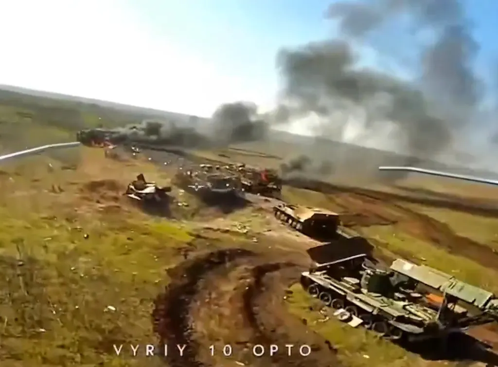 Отчетливо видна колея, проложенная в объезд техники