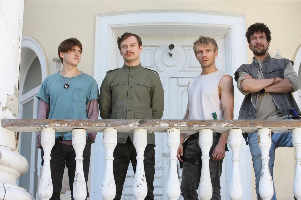 Товарищ, одетый в нечто, напоминающее френч, как раз осознал свое предназначение и возглавил весьма своеобразную коммуну. 