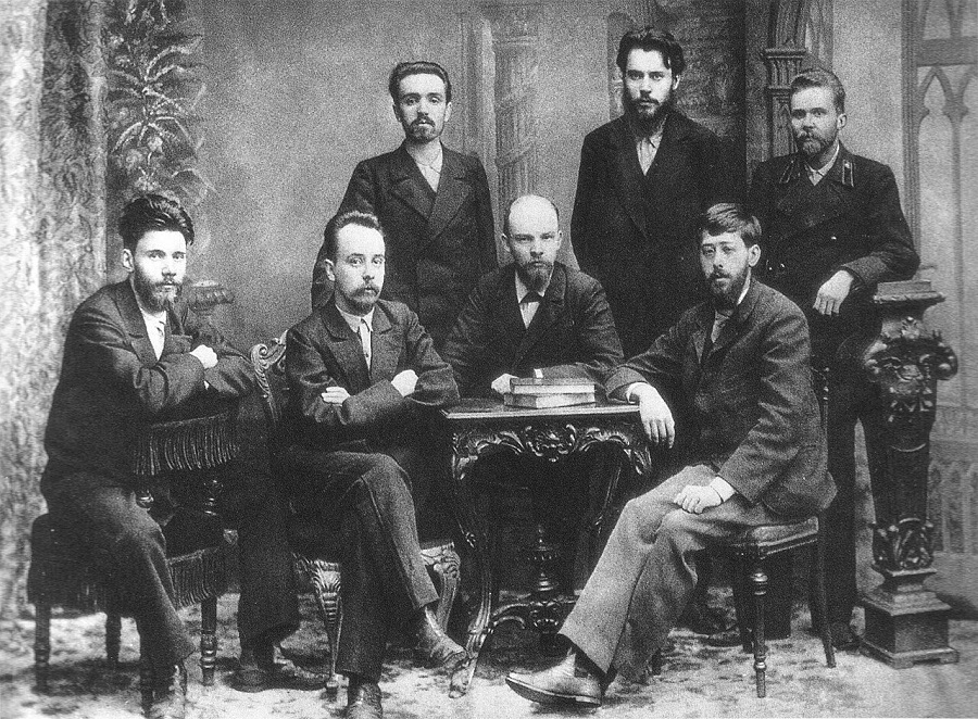 Ленин, Мартов (сидит справа от Ленина) и другие члены петербургского Союза борьбы за освобождение рабочего класса, 1897 год