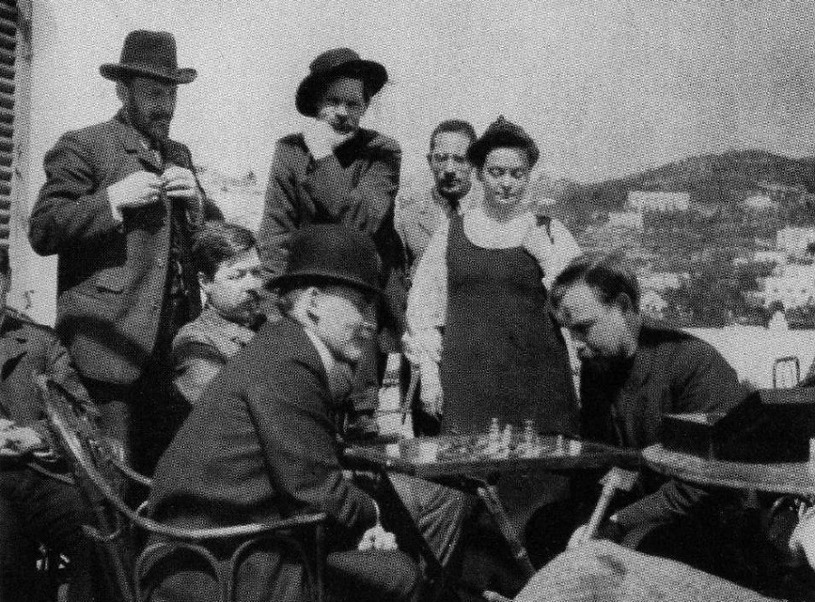Ленин на Капри играет в шахматы с Богдановым. Рядом (слева-направо): Базаров, Ладыжников (сидит), Горький, Пешков и жена Богданова, 1908 год