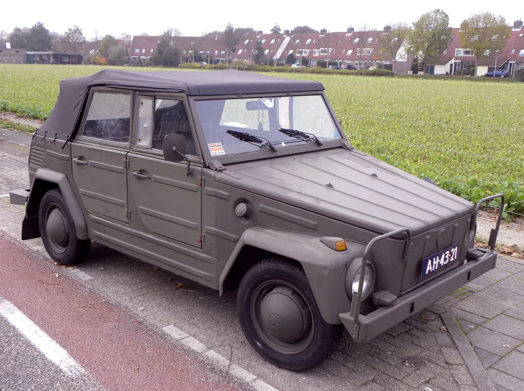 Volkswagen Type 181. Основной военный легковой автомобиль Бундесвера в 70-е годы. Кого-то он напоминает, не так ли?