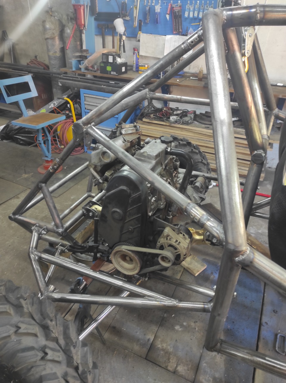 Силовой агрегат переднеприводного автомобиля ВАЗ в заднем свесе багги. Также точно он может быть установлен и в обычный автомобиль