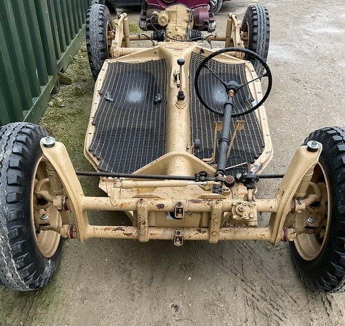 Спереди зависимая подвеска, похожую позже спроектируют для "Запорожца", хребтовая рама, задний мост с торсионами и прикрученная к раме КПП. Собственно - всё. Двигатель вист на колоколе КПП, позже для "Запорожца" это решение "скоммуниздили" тоже.