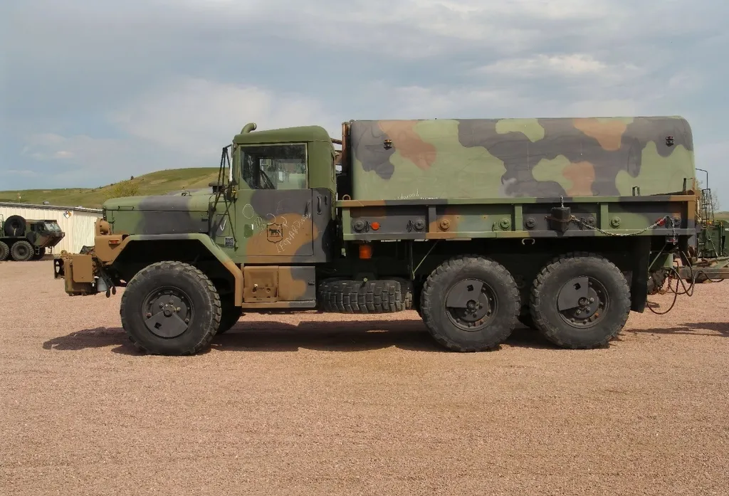 Двойка с половиной: М35, прошедший "пересборку" - замену дизеля на современный, установку АКПП, системы подкачки шин, односкатных колёс, измененные мосты и капремонт. Американцы не стали покупать новые грузовики, модернизировав вместо этого старые. Последней войной этих машин, начавших поступать в войска в ранних 50-х, была вторая война в Ираке.