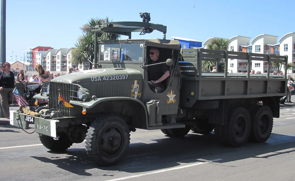 Двойка с половиной: GMC CCKW 353, главный американский грузовик второй Мировой войны и самый массовый в мире на тот период. Обратите внимание на то, что это небольшая машина.