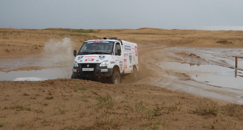 Полноприводный "Соболь-бизнес" предыдущего поколения на трассе ралли-рейда "Шелковый путь". "Соболя" и "Газели", кстати, проявили себя в ралли-рейдах неожиданно хорошо