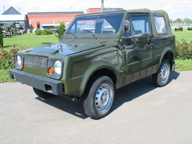 ВАЗ-2122 "Река", уже перекрашенная, на дорожных шинах ВЛИ-10. В серию не пошла.