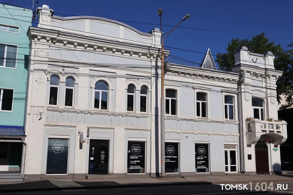 Федорович жил на втором этаже Розы 18, сегодня там Антрекот