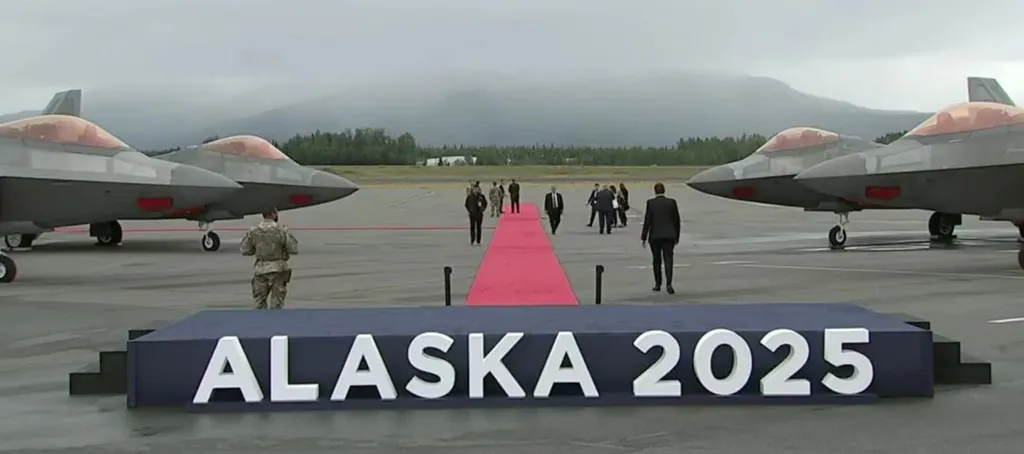 После саммита Россия-США в Сети появился мем с текстом «Страшно даже подумать, сколько заплатили Путину за рекламуF-22». А кто получил бесплатную рекламу Аляски?