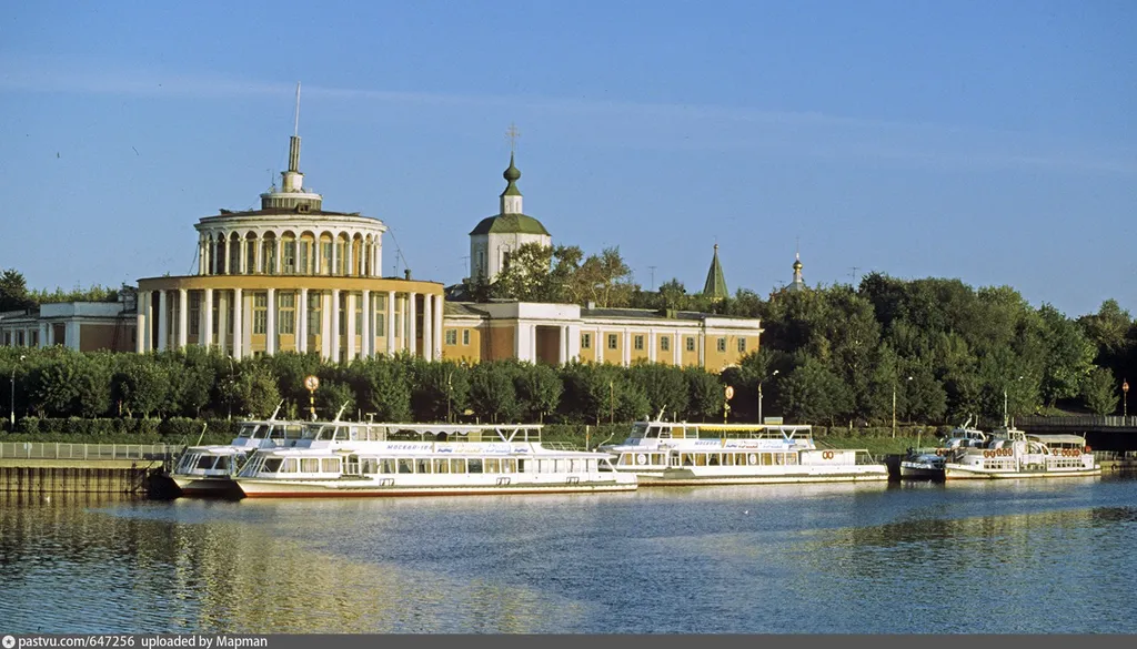 Прогулочные теплоходы у Речного вокзала, 1992