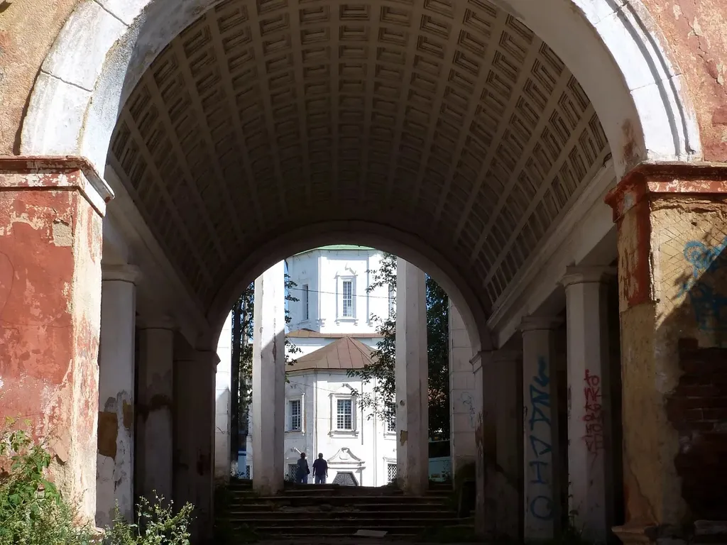 Сохранившийся Успенский собор Отроч монастыря в арке вокзала, 2012