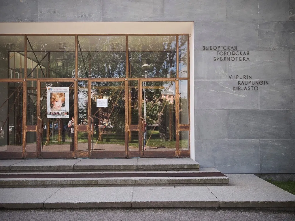 Главный вход оформлен «мыльным камнем»