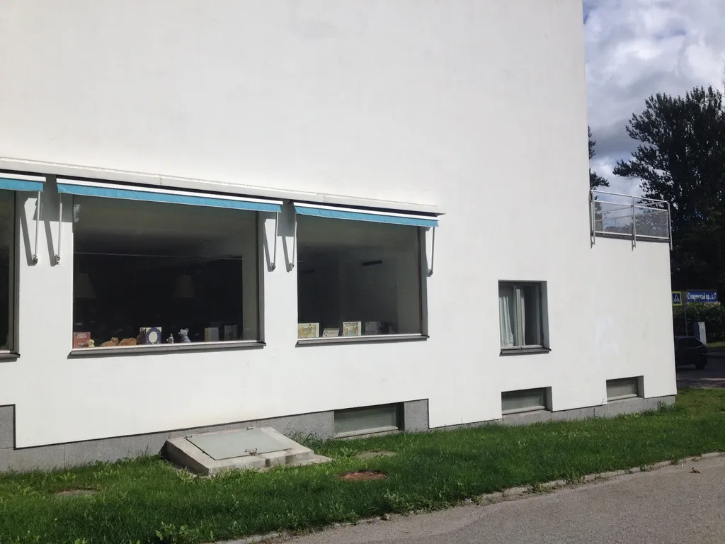 Маркизы по проекту Аалто защищают детский зал от солнца с южной стороны