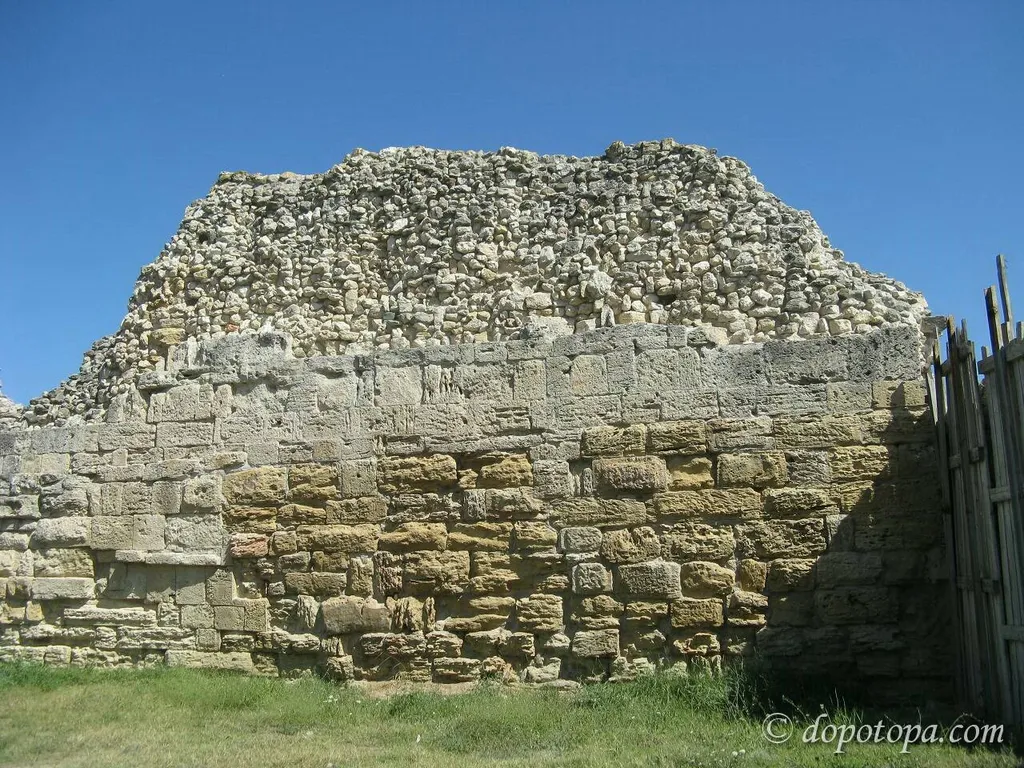 Пример кладки крепостной стены, трех эпох в истории Херсонеса