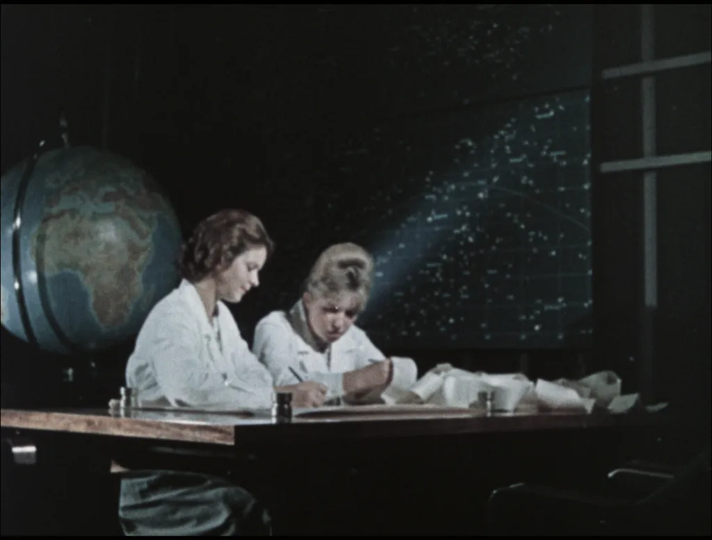 Вычислители? Да, они у специалистов эпохи есть. Вон, за столом в красивых белых халатах работают.