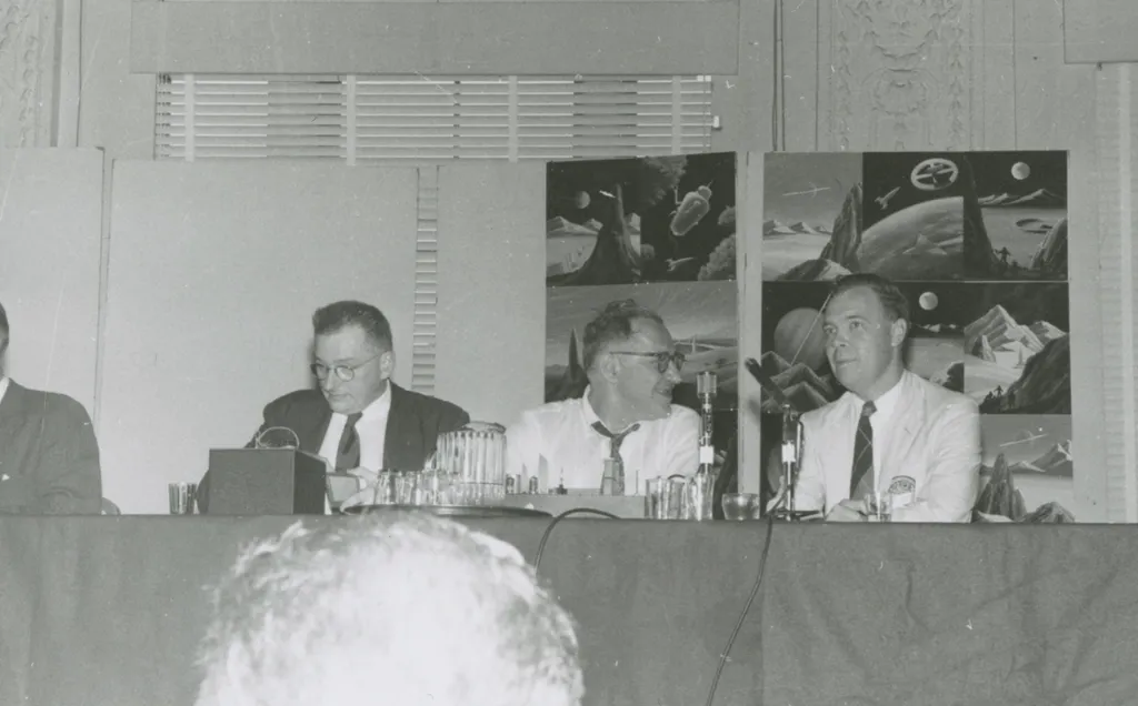 Наш следующий герой - крайний справа. Но, внимание на остальных! Над лысиной - Джон Кэмпбелл, титан в ответе за взрывной рост популярности жанра и добрую половину книжной полки эпохи. А в серединке автор эталонного космического научпопа Вилли Лей, на тексты которого с чистой совестью писал бессовестно-хвалебные рецензии сам Хайнлайн.