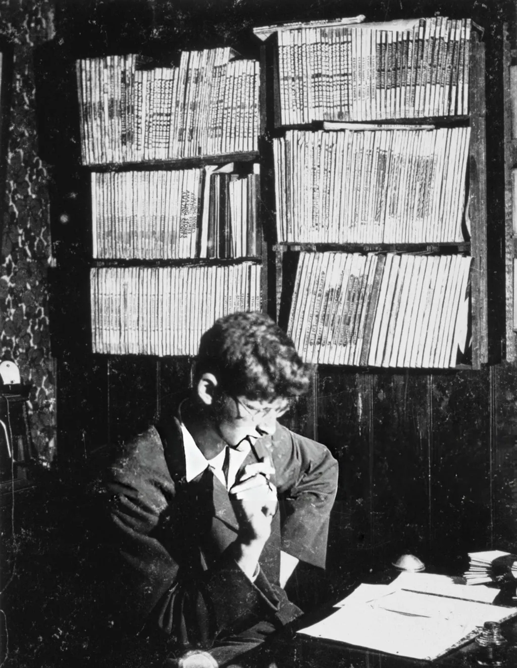 Опять же, внимание к деталям. Наш следующий герой на фоне ранних трудов Джона Кэмпбелла. Три пенса за номер, чтоб вы понимали, это по тем рублям вполне себе деньги. Тем более для восемнадцати лет!