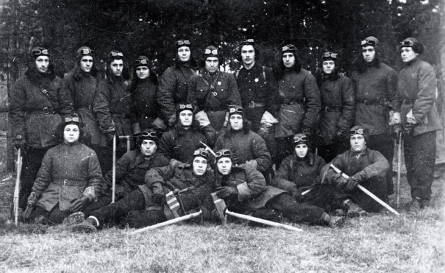 Дизельпанковый шик, как он есть. Ещё немного безумных технологий - и готова обложка тематического комикса. В стиле легендарной Weird War, не меньше.