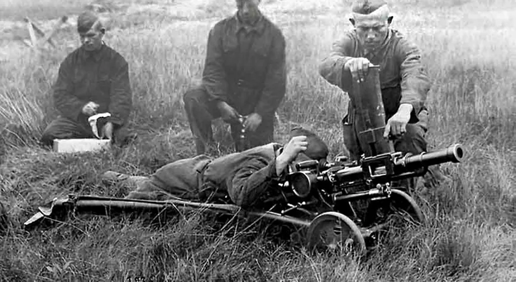 Вот эту несуразную и неработоспособную конструкцию в мечтах ура-попаданцев зачем-то приравнивают к автоматическому гранатомёту. Что между ними без малого четверть века развития оружейной промышленности, а сам разработчик занимался в основном попилами, совершенно пустыми обещаниями всего подряд всем кому ни попадя  и кляузами на конкурентов  — старательно замалчивается.