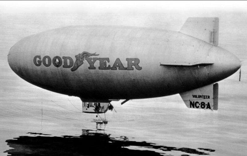 NC-8A Volunteer над морской гладью