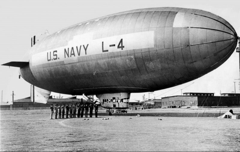 Тот же Resolute, уже с чутка модернизированным баллоном военных лет и флотским обозначением L-4. На борту летали два человека, остальной строй - наземная команда.