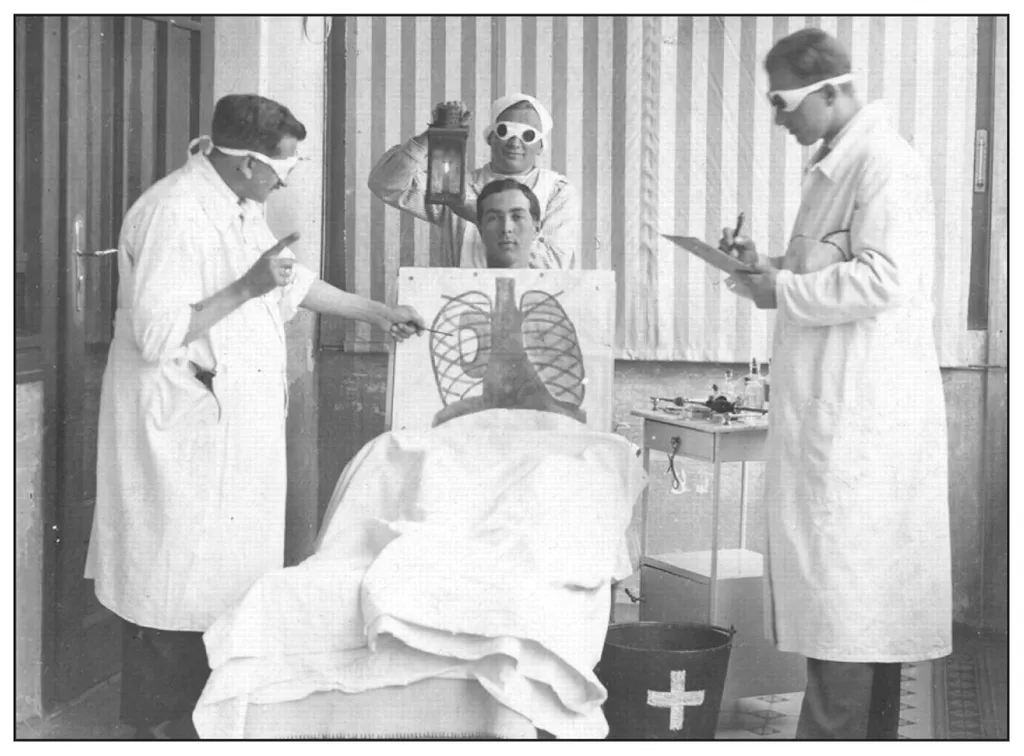 Местами фото медицины эпохи выглядят декорациями к дизельпанковому хоррору. Впрочем, почему это только выглядят? Это он и есть!