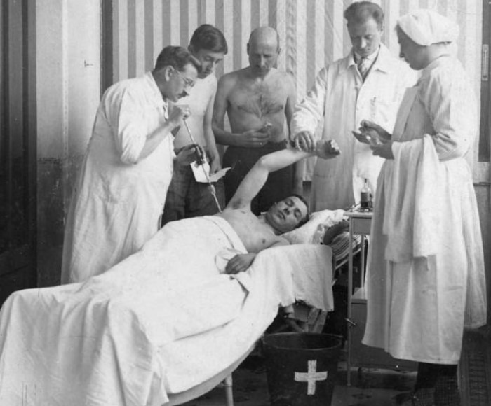 Процедура выглядит довольно безобидно. Только вот руки — не лафет, а глаз — не дальномер. Убить пациента настолько легко, что медицина эпохи полагает этот счёт трупов после операции... приемлемым.