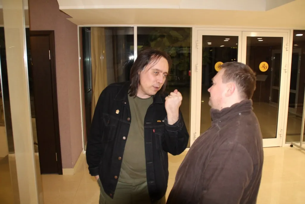 — А вот столько у нас в отрасли есть современной космической фантастики, — как бы демонстрирует читателю Олег Дивов.