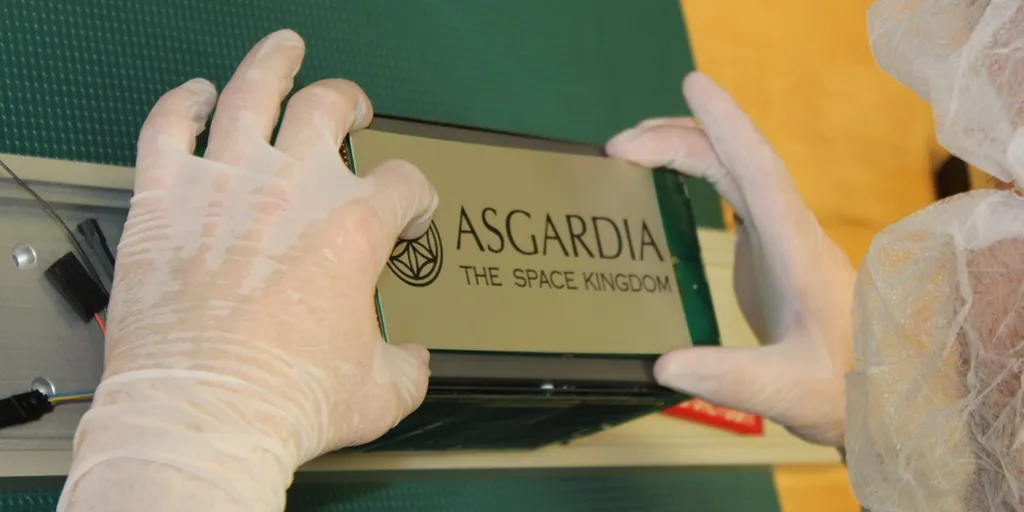 А давайте запустим спутник и типа назначим его нашим экстерриториальным космическим независимым государством? Паспортами станем торговать, лицензиями…