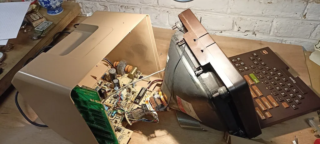 Анатомия успеха. Слева-направо: модем, телевизор, клавиатура. Всё!