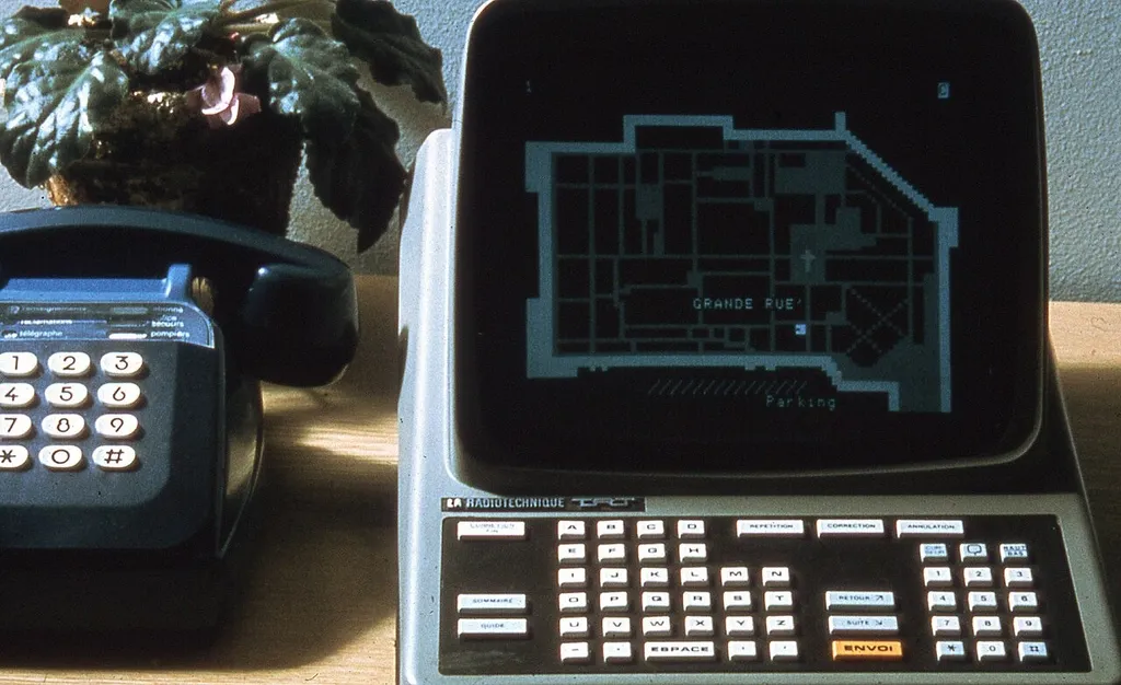 Задумайтесь. Целая «тихая заводь» уникальной онлайн-культуры длиной в одно биологическое поколение была и расточилась как мираж летним днём!